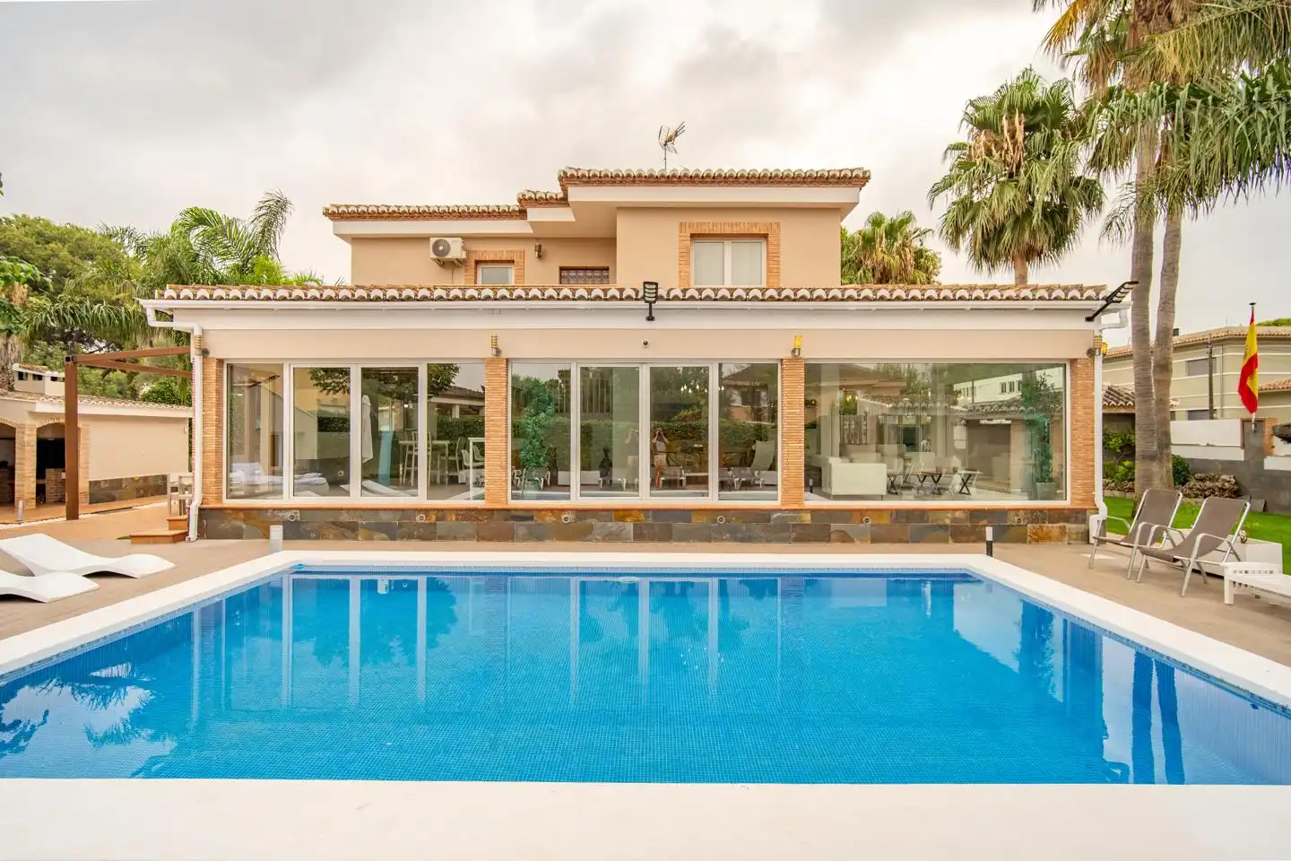 Schwimmbecken von Haus oder Chalet zum Verkauf in Bétera mit Klimaanlage, Heizung und Privatgarten
