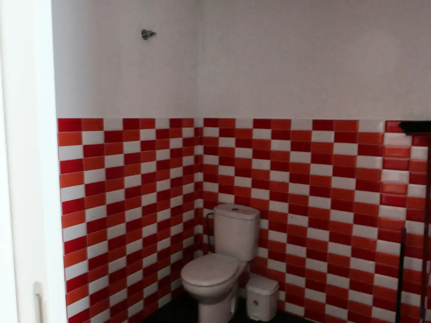 Badezimmer von Geschaftsraum zum Verkauf in Barcelona mit Klimaanlage