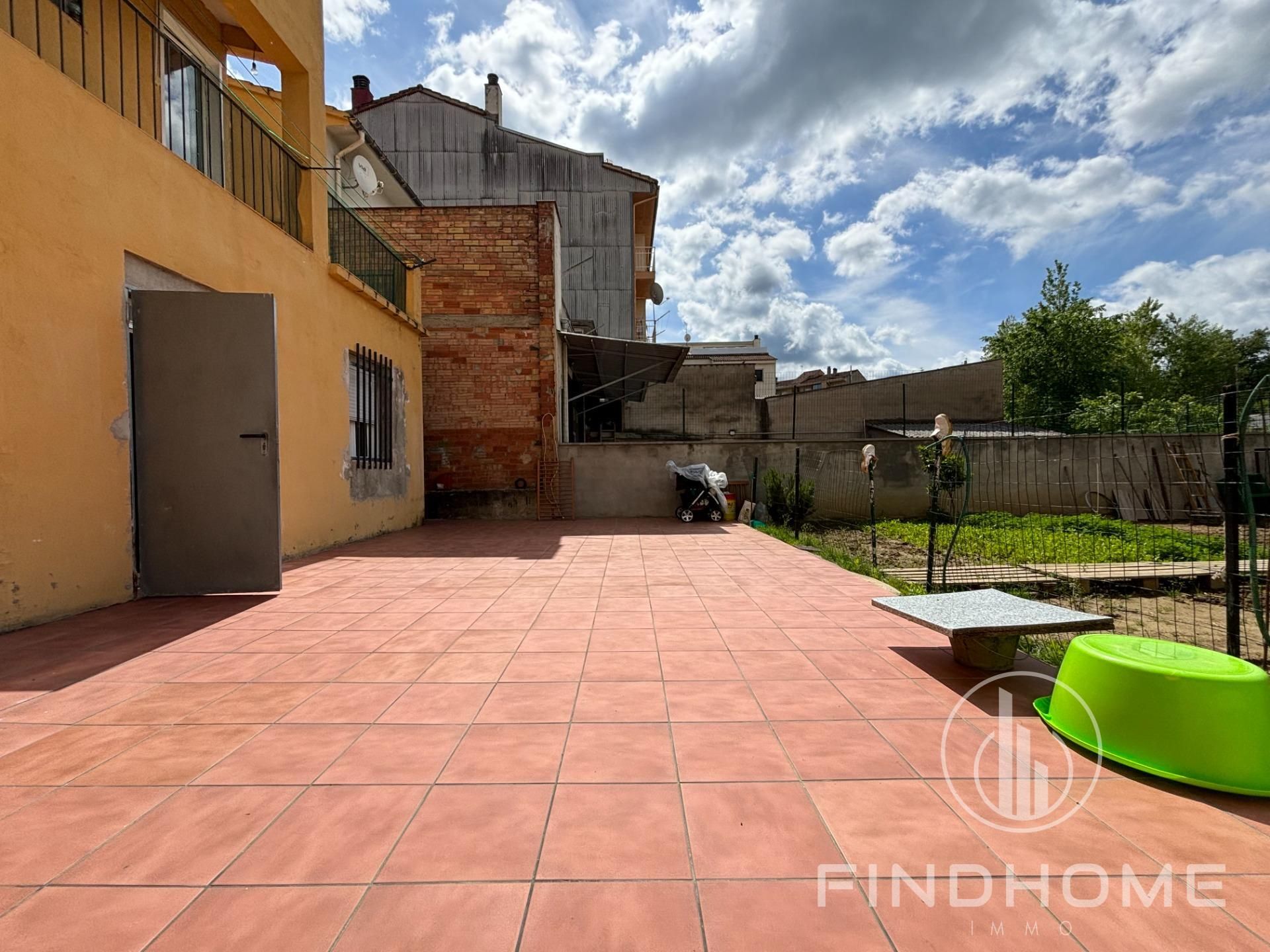 Terrassa de Casa adosada en venda en Olot amb Calefacció, Jardí privat i Terrassa