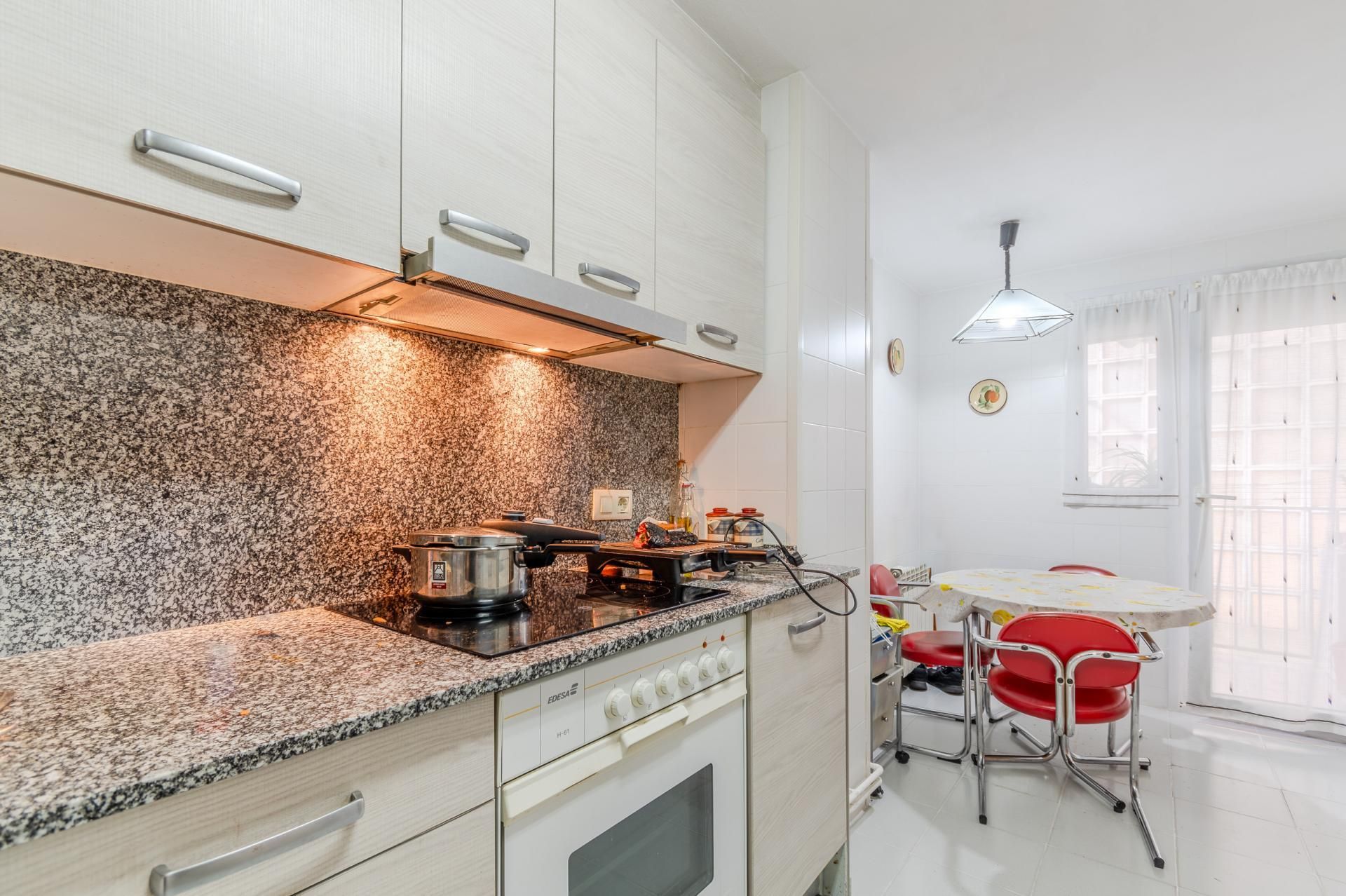 Cuina de Pis en venda en Salt amb Terrassa