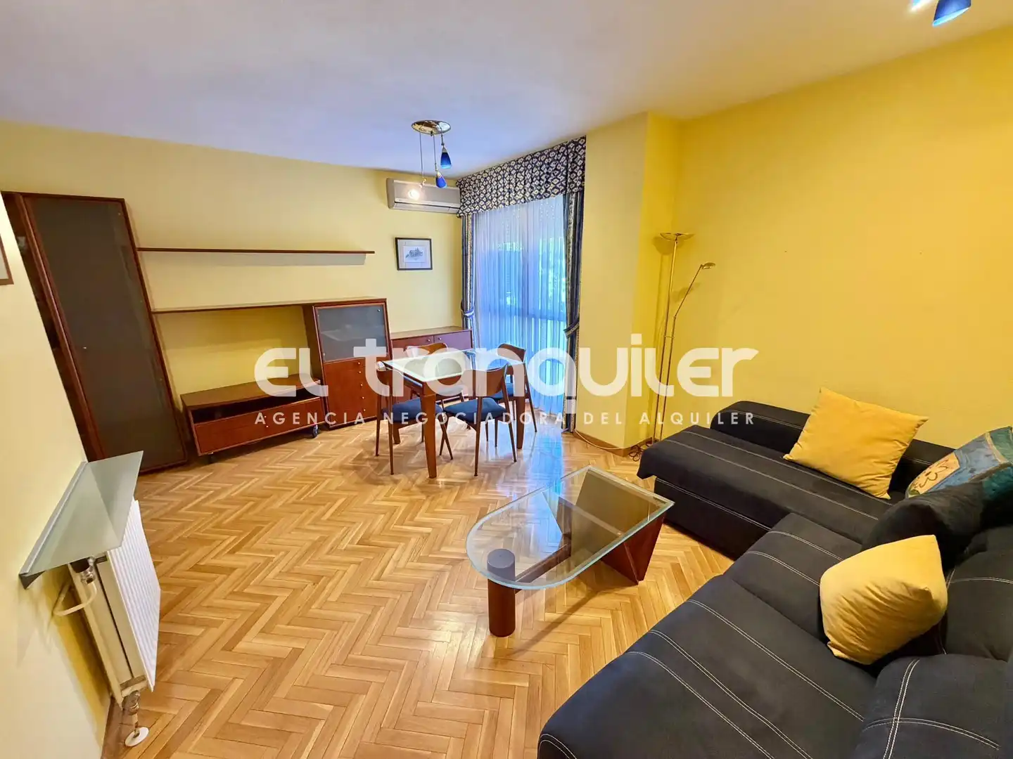Living room of Flat for rent in Madrid  with Air Conditioner, Parquet flooring and Furnished