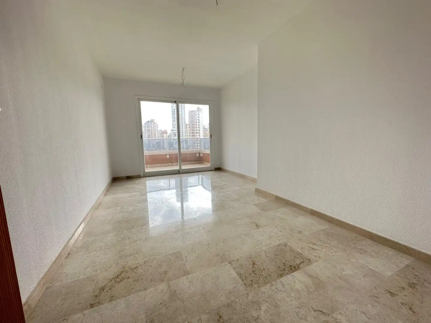 Sala d'estar de Apartament en venda en Benidorm amb Jardí privat, Terrassa i Piscina comunitària