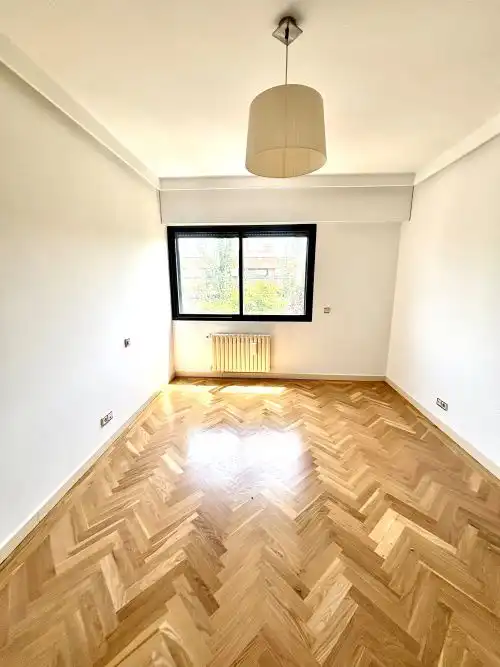 Schlafzimmer von Wohnung zur Miete in Madrid mit Heizung, Parkett und Terrasse