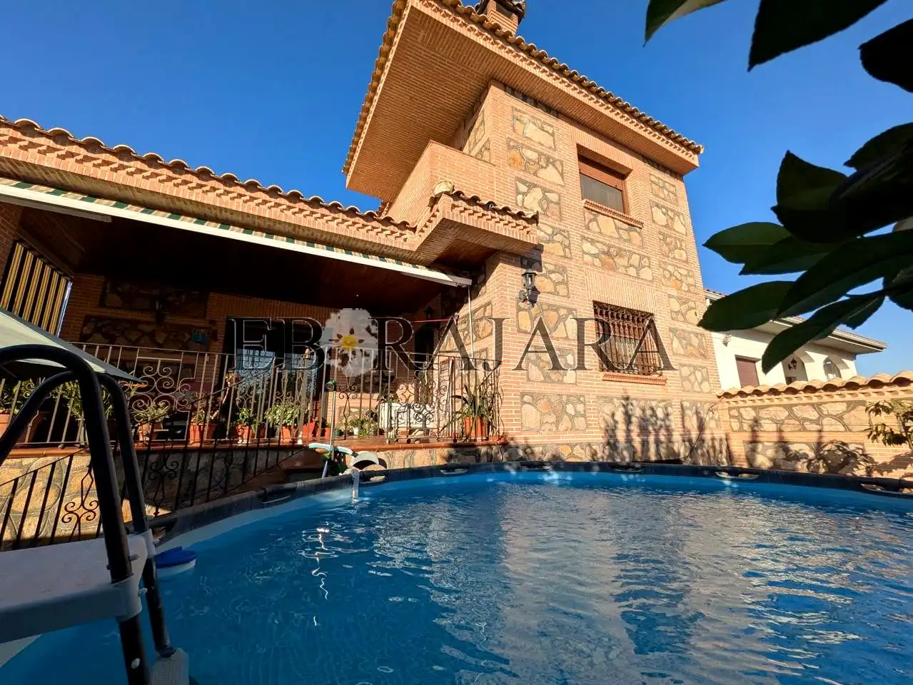 Casa amb piscina en venda a Calle la Amistad