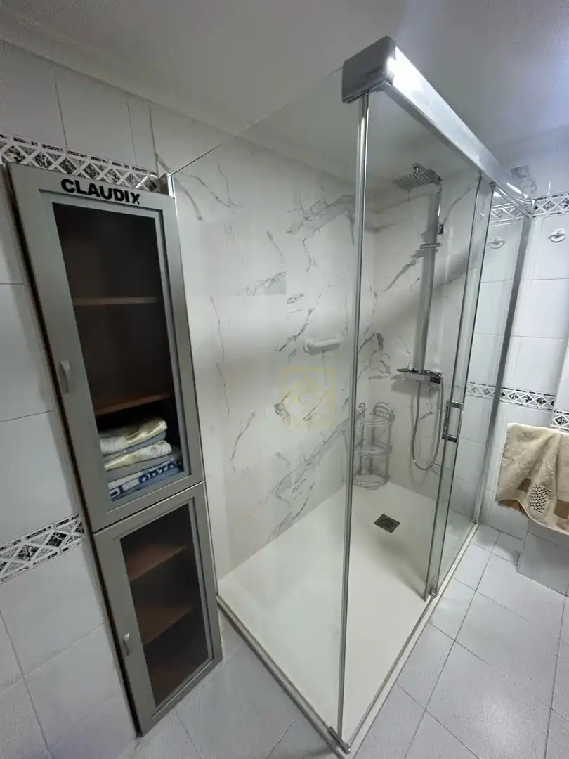Baño de Piso de alquiler en Torrelavega  con Calefacción, Parquet y Amueblado