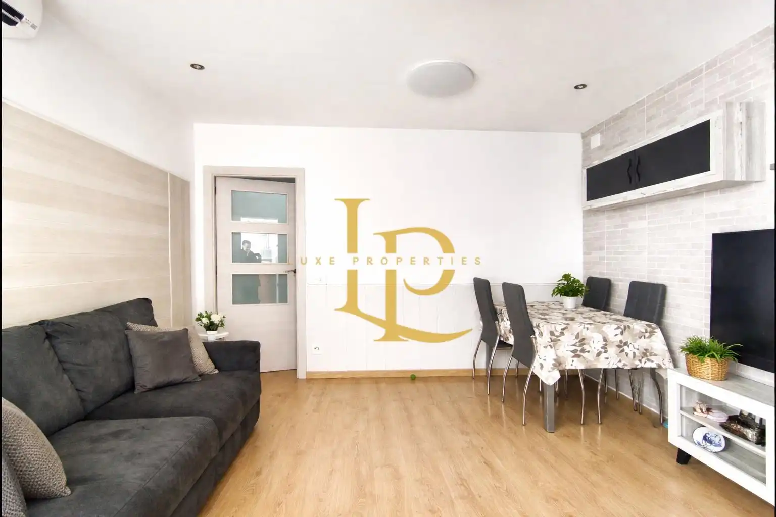 Sala d'estar de Casa o xalet en venda en Sabadell amb Aire condicionat, Parquet i Terrassa