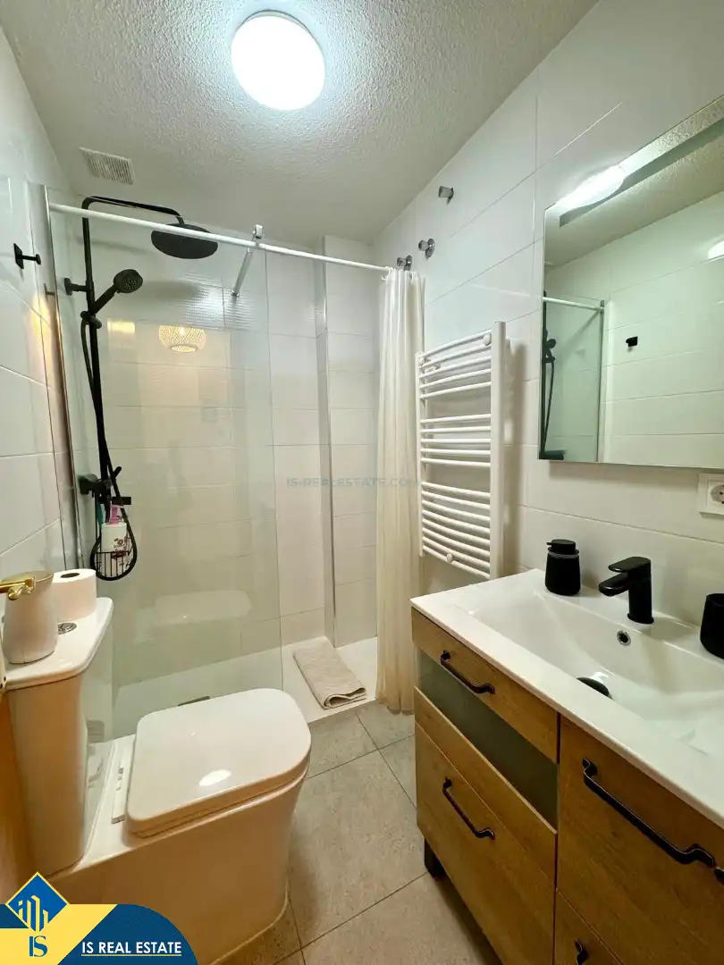 Badezimmer von Wohnung zur Miete in Torrevieja mit Klimaanlage, Heizung und Terrasse