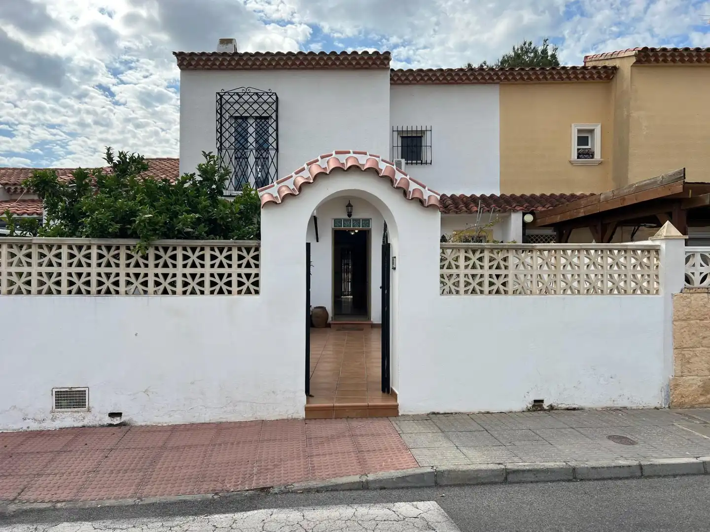 Vista exterior de Casa adosada en venta en La Nucia con Aire acondicionado, Jardín privado y Trastero