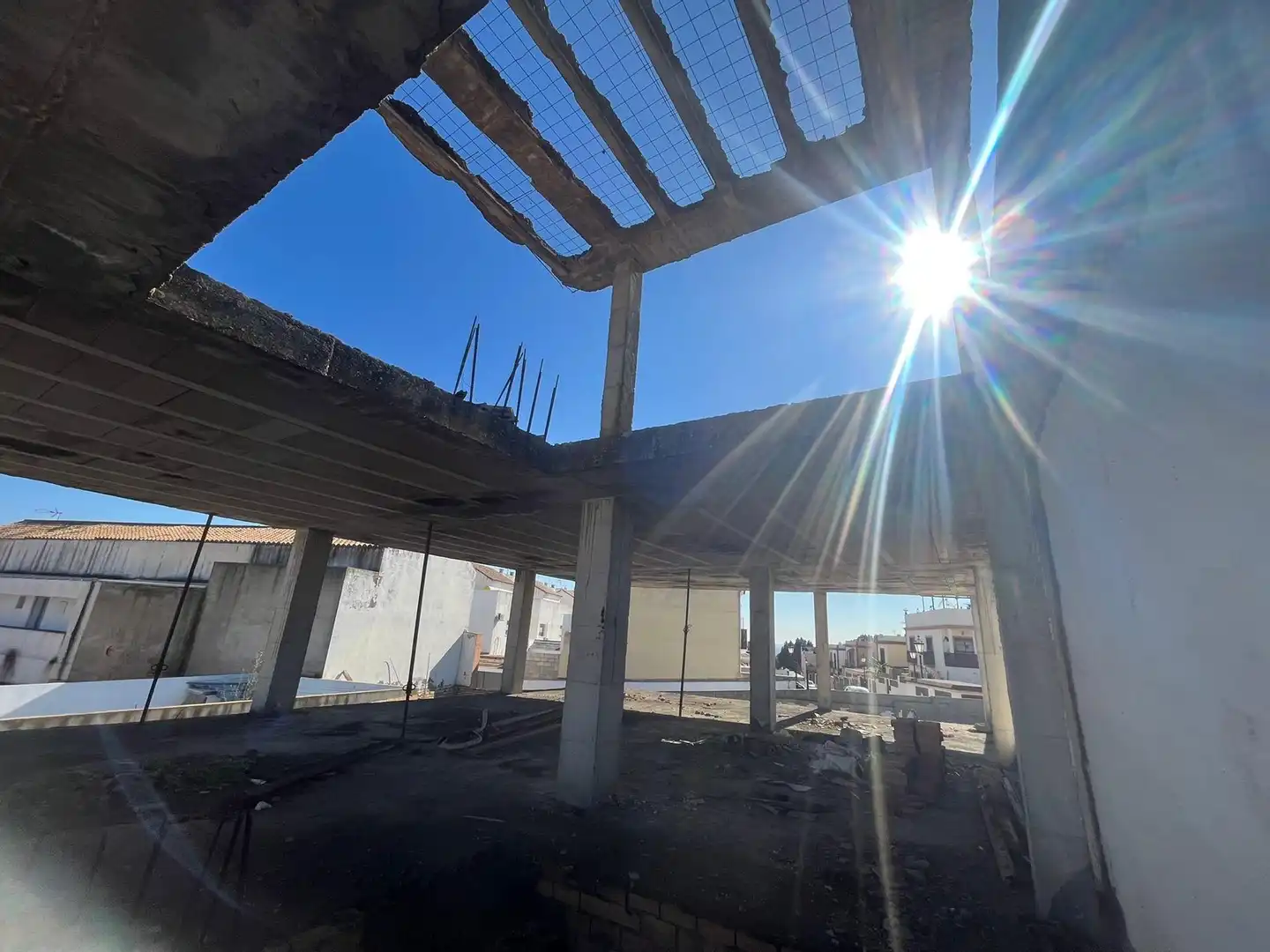 Vista exterior de Edificio en venta en Palomares del Río