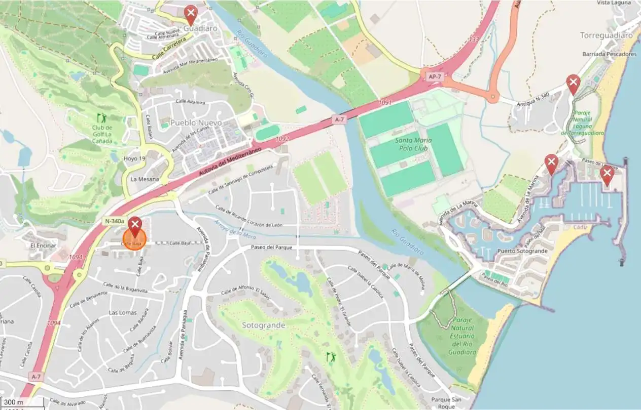Außenansicht von Einfamilien-Reihenhaus zum Verkauf in Sotogrande mit Klimaanlage, Heizung und Privatgarten