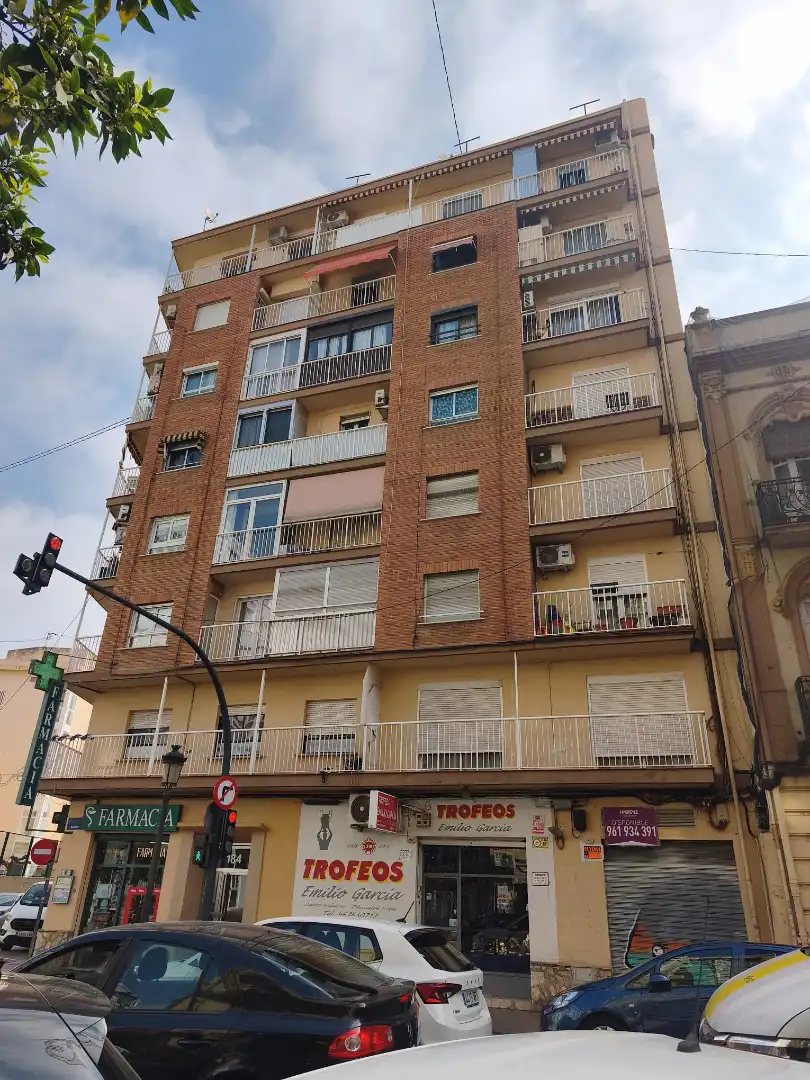 Vista exterior de Pis en venda en Valencia amb Forn, Microones i Alarma