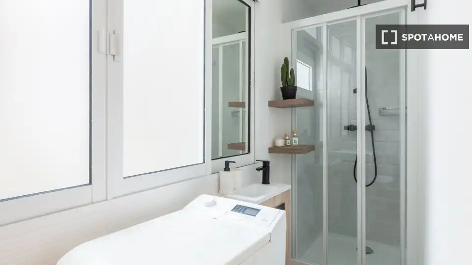 Bany de Apartament per a compartir en L'Hospitalet de Llobregat amb Aire condicionat, Terrassa i Moblat