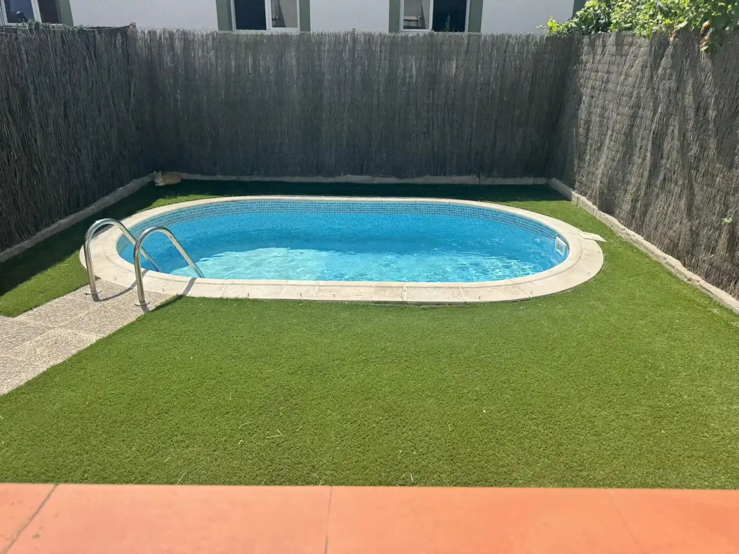 Schwimmbecken von Einfamilien-Reihenhaus zum Verkauf in Guissona mit Heizung, Privatgarten und Ofen