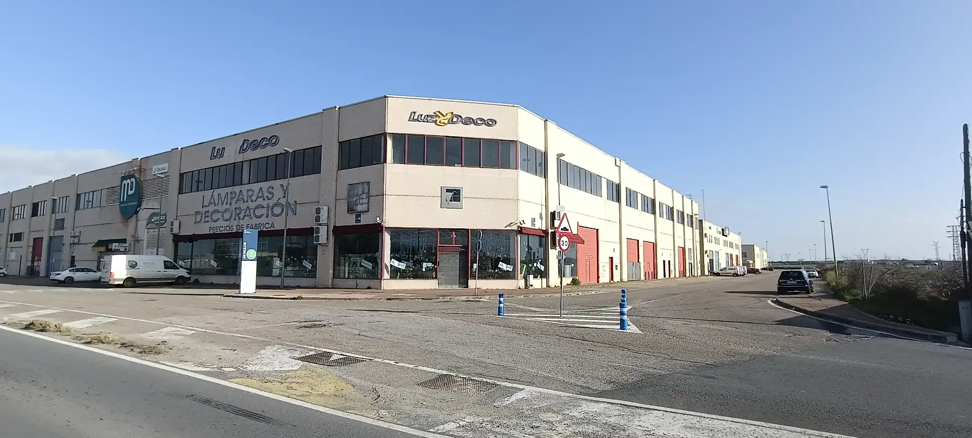 Außenansicht von Fabrikhallen zur Miete in Alcalá de Guadaira