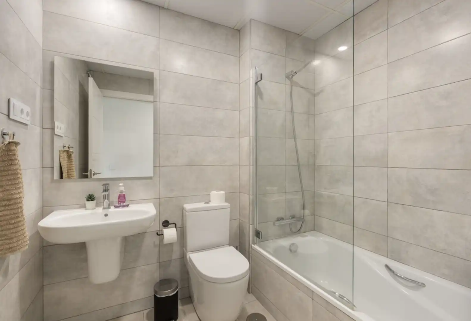 Baño de Apartamento en venta en Marbella con Aire acondicionado, Calefacción y Terraza