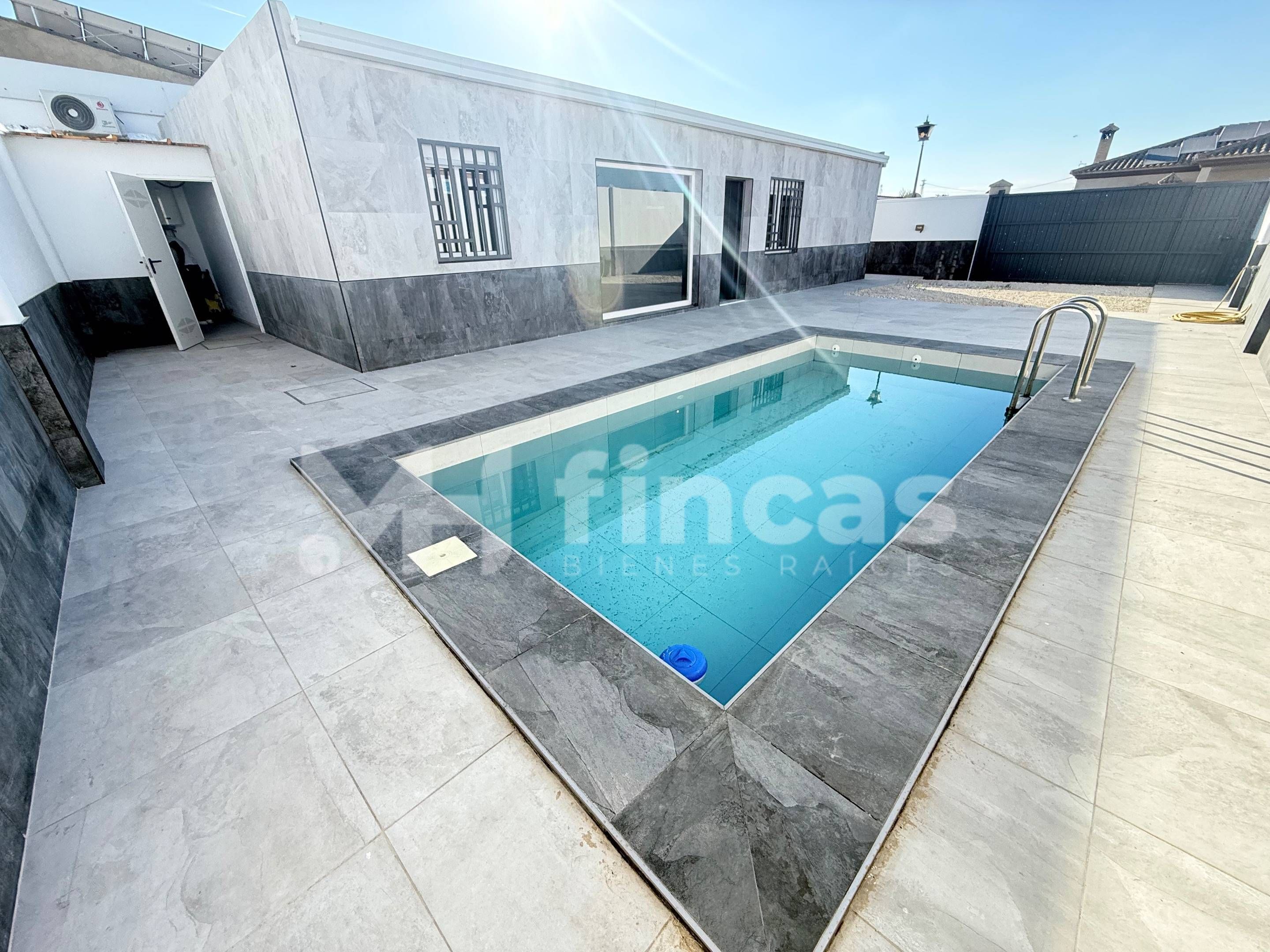 Piscina de Finca rústica en venda en Dos Hermanas amb Aire condicionat, Jardí privat i Piscina