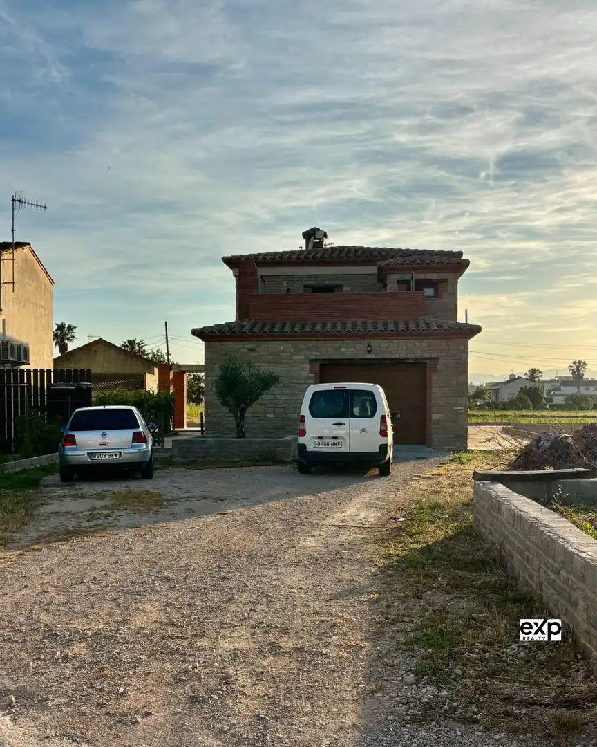 Vista exterior de Casa o xalet en venda en Deltebre amb Calefacció, Terrassa i Balcó