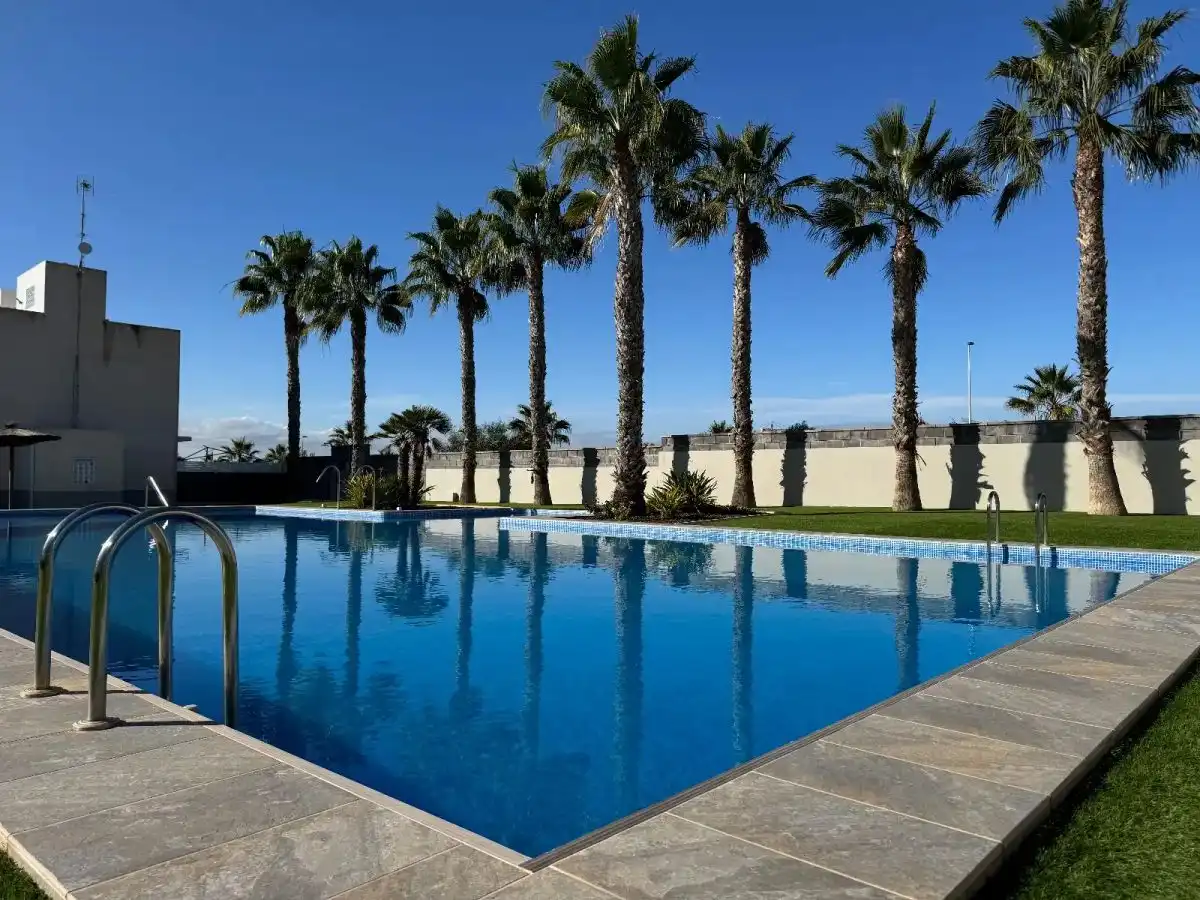 Piscina de Casa adosada en venta en Torrevieja con Aire acondicionado, Jardín privado y Amueblado