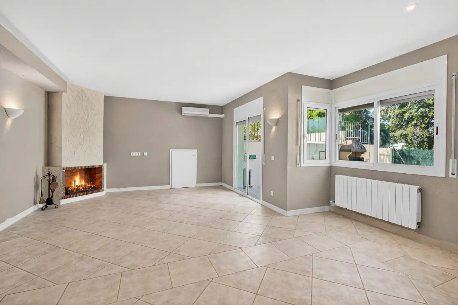 Sala de estar de Casa o chalet en venta en Aiguaviva con Aire acondicionado, Calefacción y Jardín privado