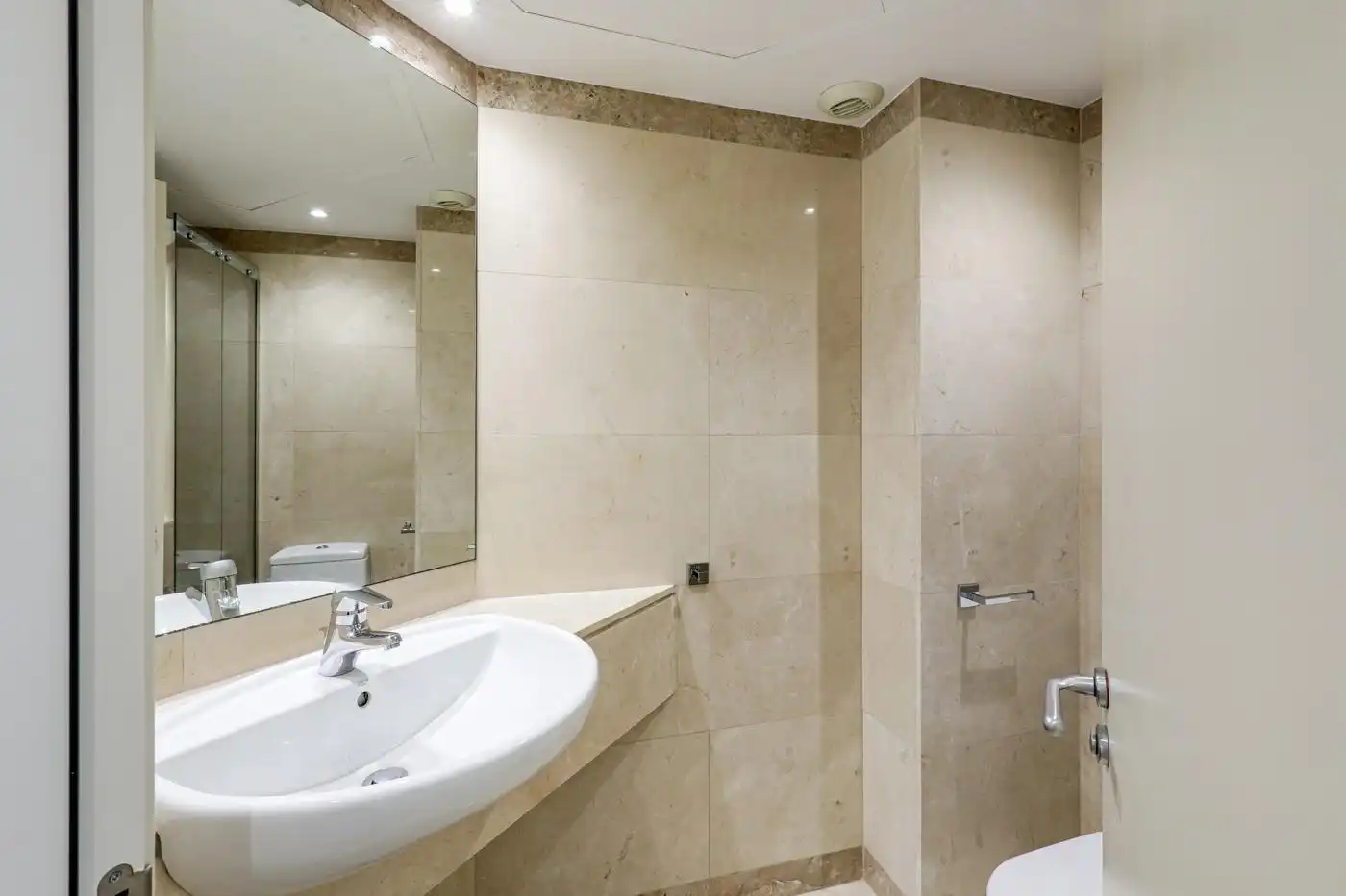 Badezimmer von Wohnung zum Verkauf in Barcelona mit Klimaanlage, Heizung und Terrasse