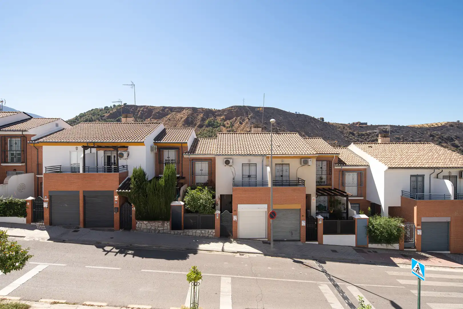 Vista exterior de Casa adosada en venta en Granada con Calefacción, Jardín privado y Terraza