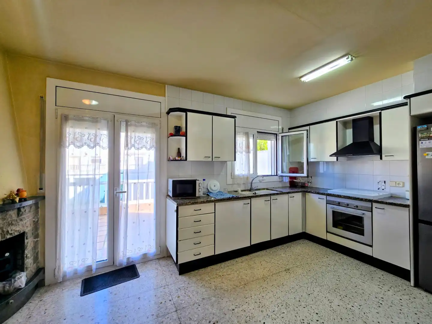 Küche von Einfamilien-Reihenhaus zum Verkauf in Manlleu mit Heizung, Privatgarten und Terrasse