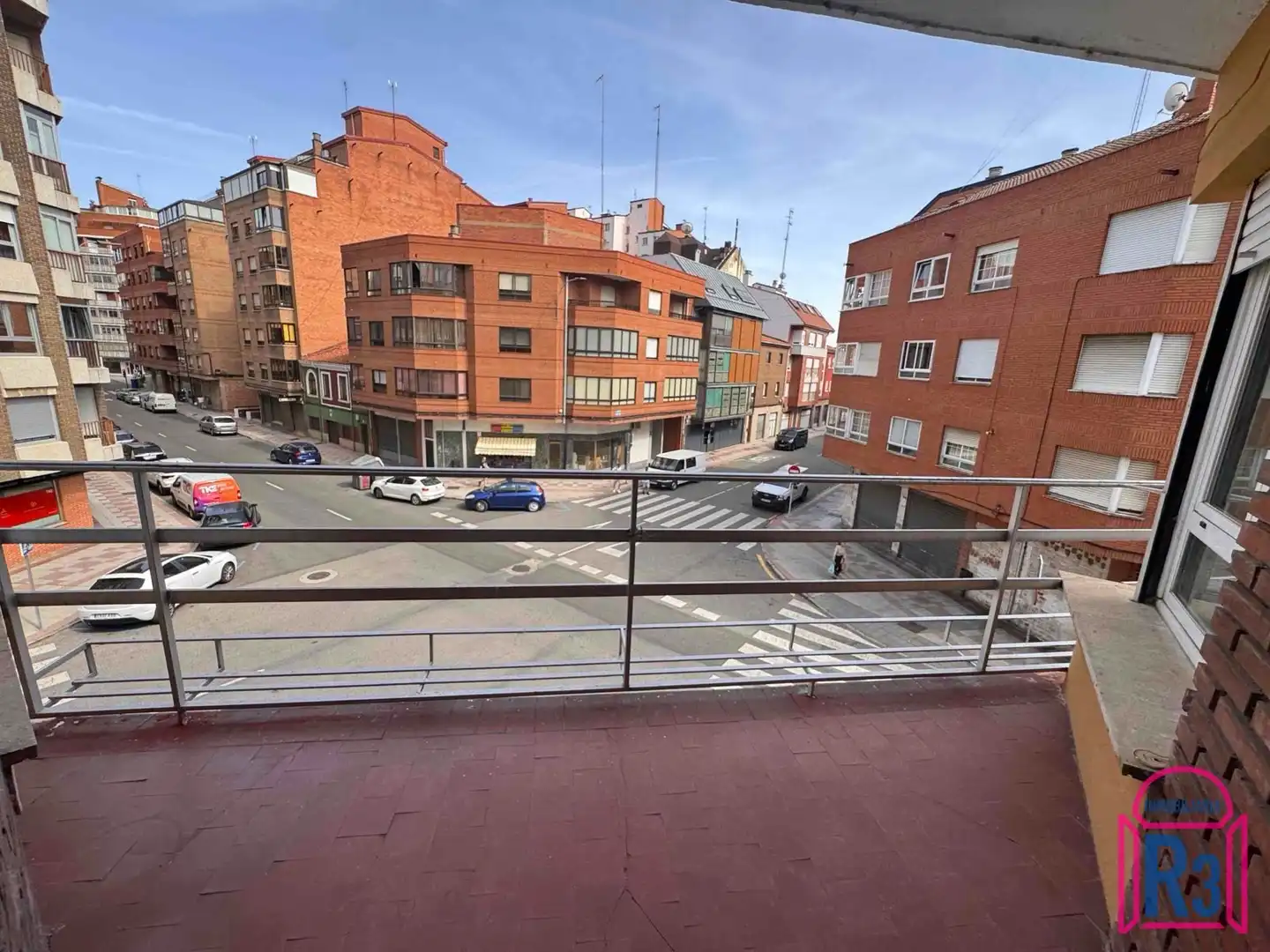 Vista exterior de Pis en venda en León Capital  amb Calefacció i Terrassa