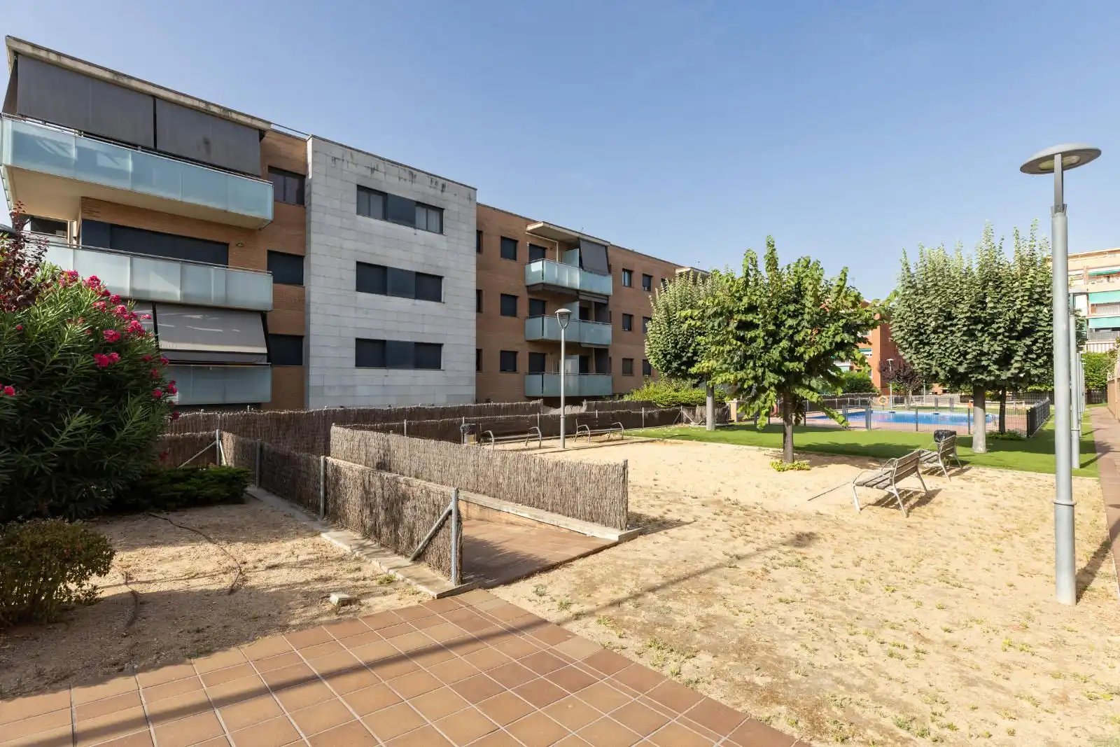 Vista exterior de Pis en venda en Parets del Vallès amb Calefacció, Jardí privat i Parquet