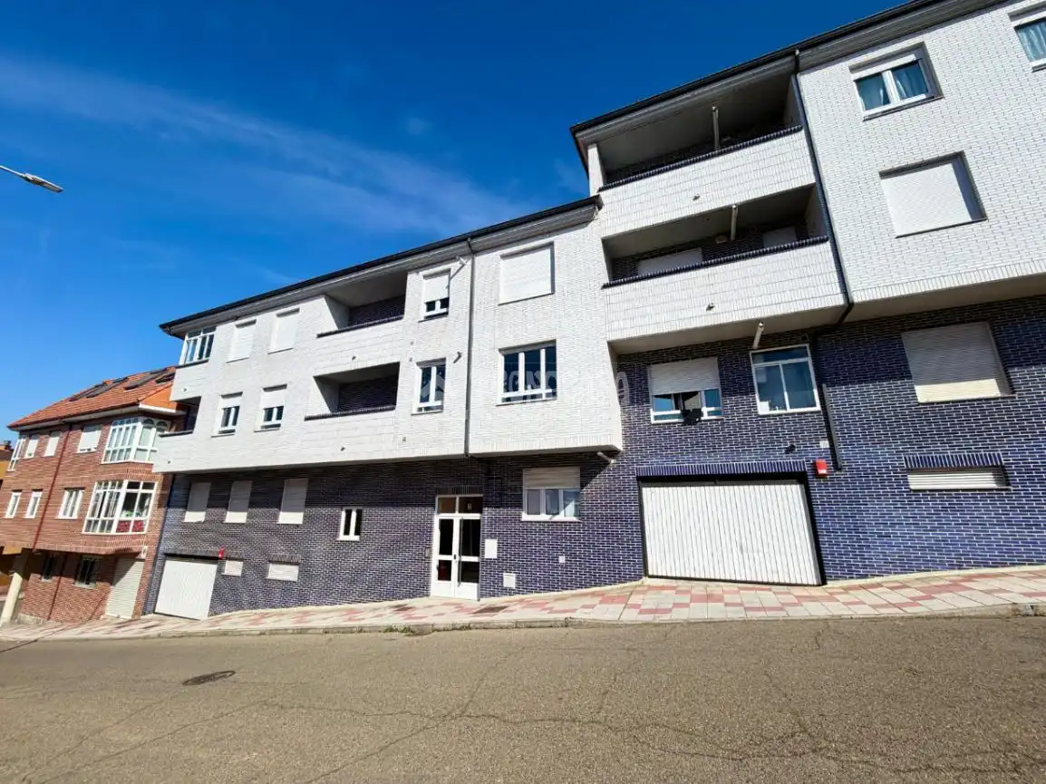 Vista exterior de Piso en venta en León Capital  con Calefacción, Terraza y Trastero