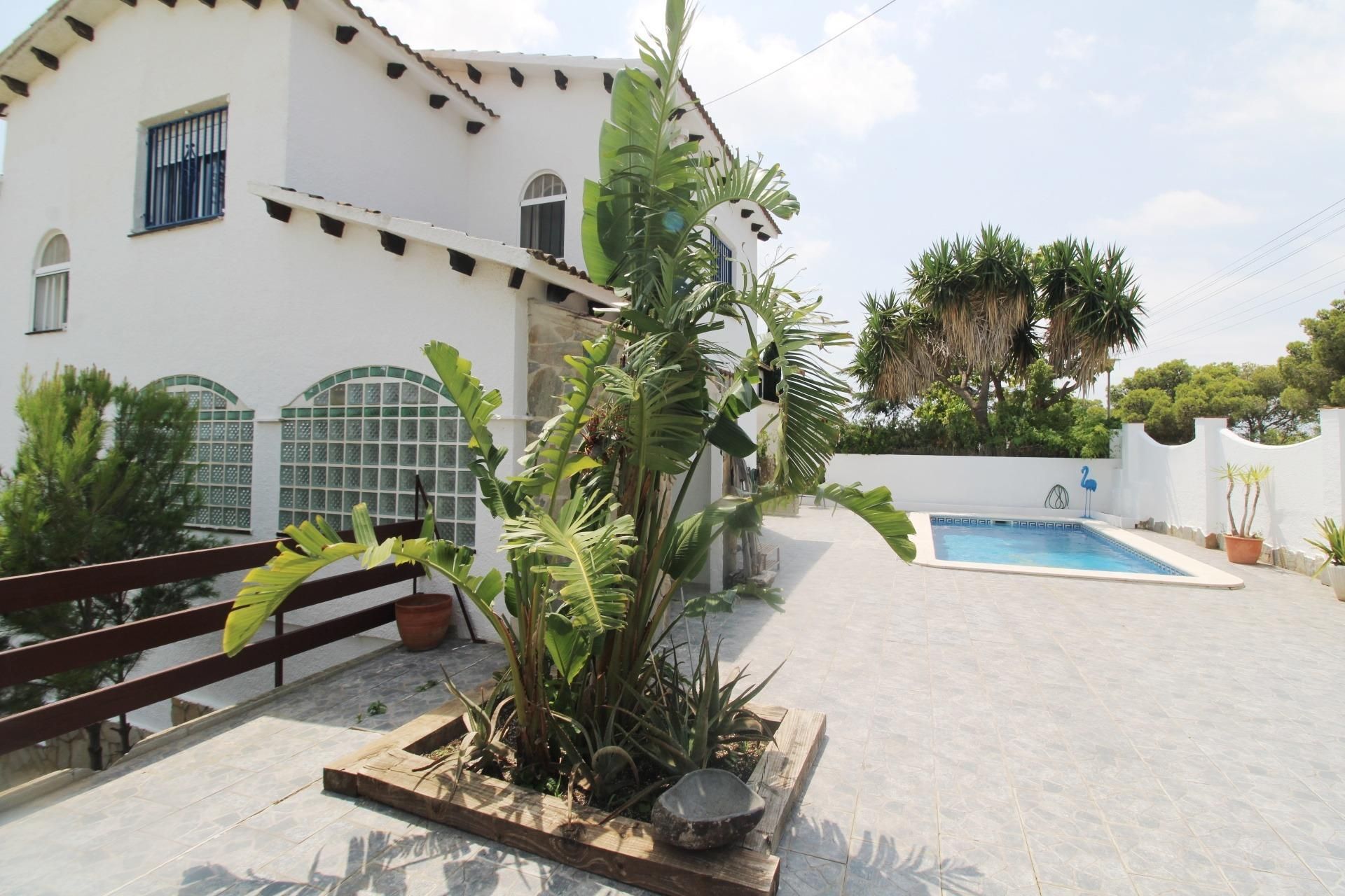 Vista exterior de Casa o xalet en venda en El Vendrell amb Calefacció, Jardí privat i Terrassa