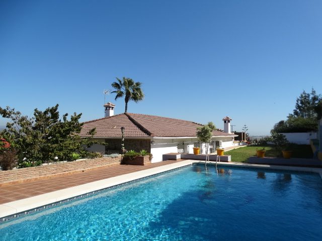 Vista exterior de Casa o xalet en venda en Alhaurín de la Torre amb Aire condicionat, Calefacció i Jardí privat