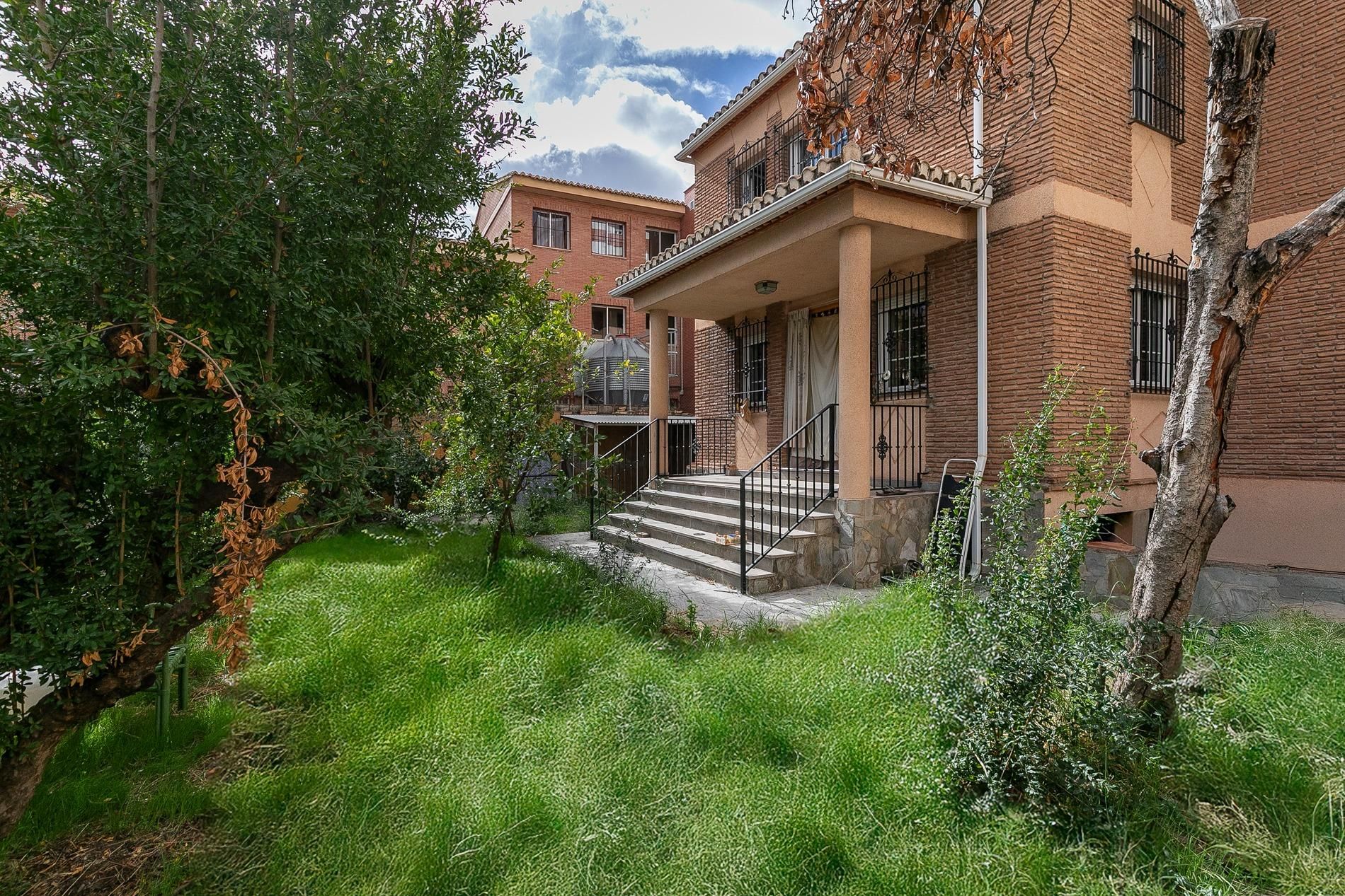 Vista exterior de Casa o xalet en venda en  Granada Capital amb Jardí privat, Terrassa i Traster