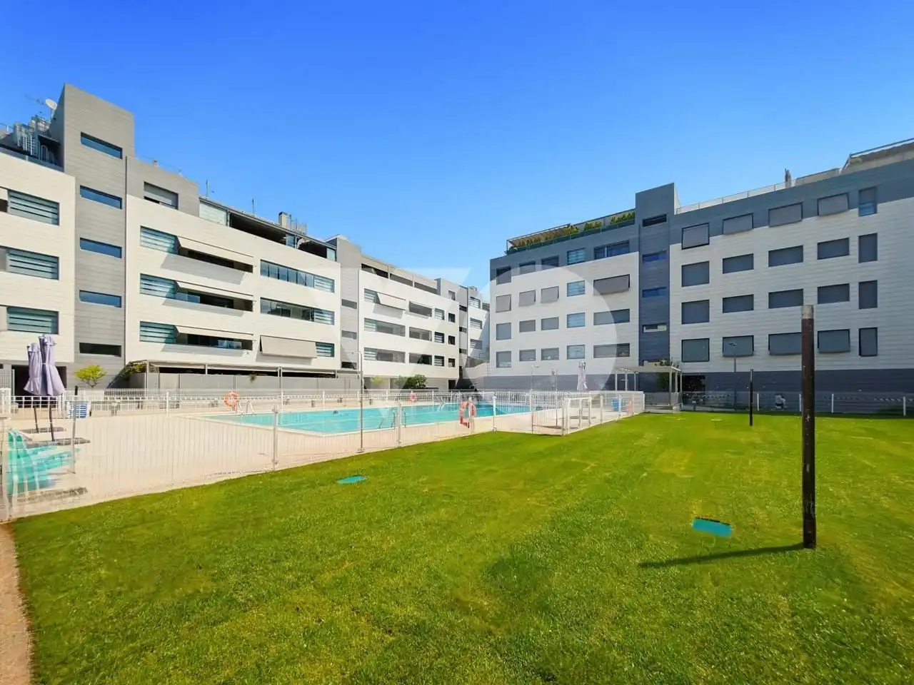 Piscina de Dúplex en venda en Madrid amb Aire condicionat, Calefacció i Terrassa
