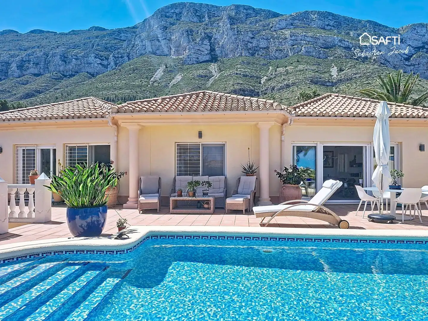 Vista exterior de Casa o chalet en venta en Dénia con Calefacción, Terraza y Piscina