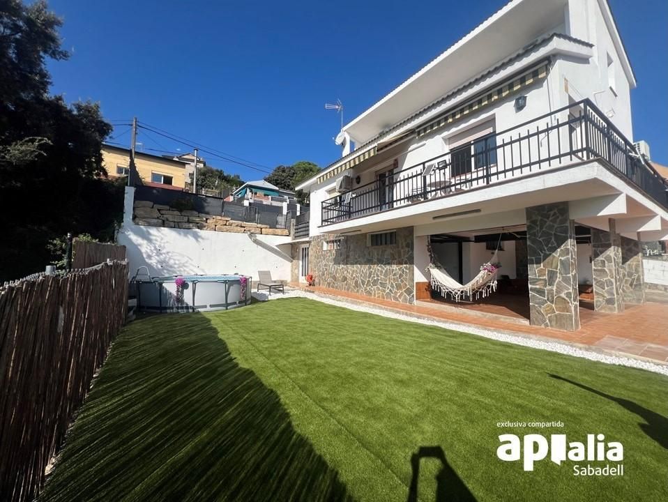 Vista exterior de Casa o xalet en venda en Sentmenat amb Calefacció i Terrassa