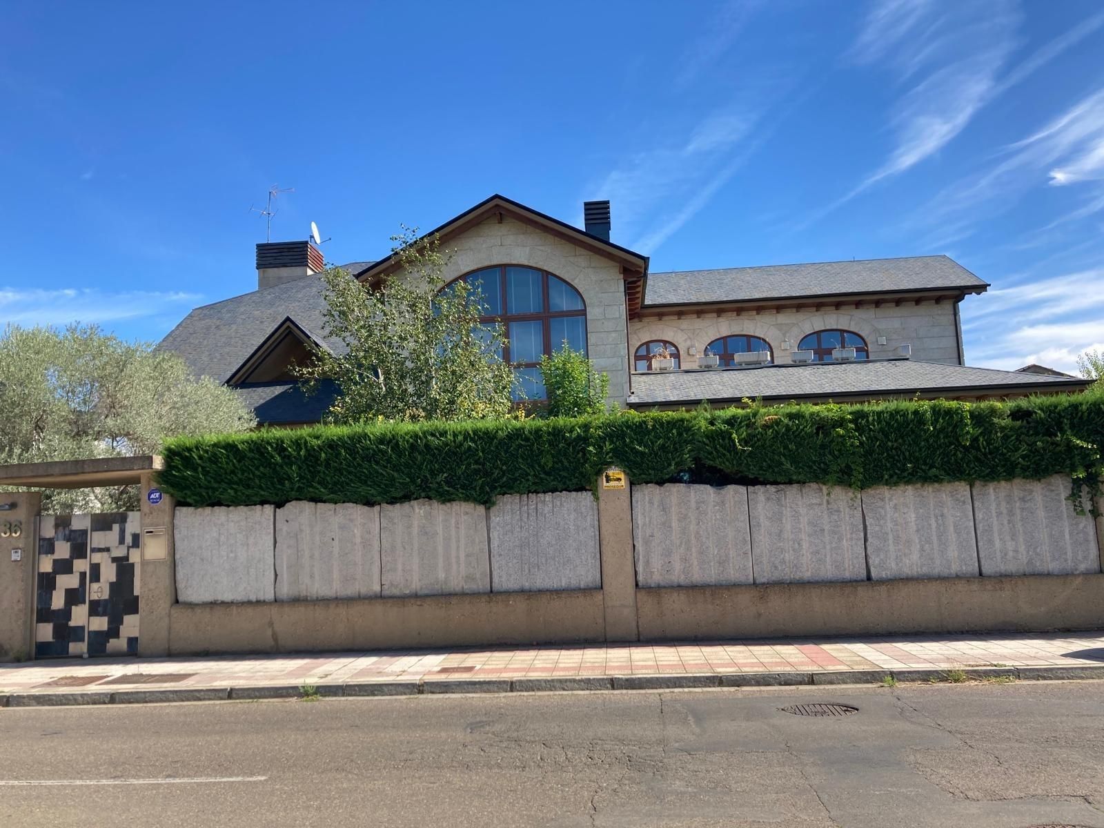 Exterior view of House or chalet for sale in León Capital   with Air Conditioner, Heating and Private garden