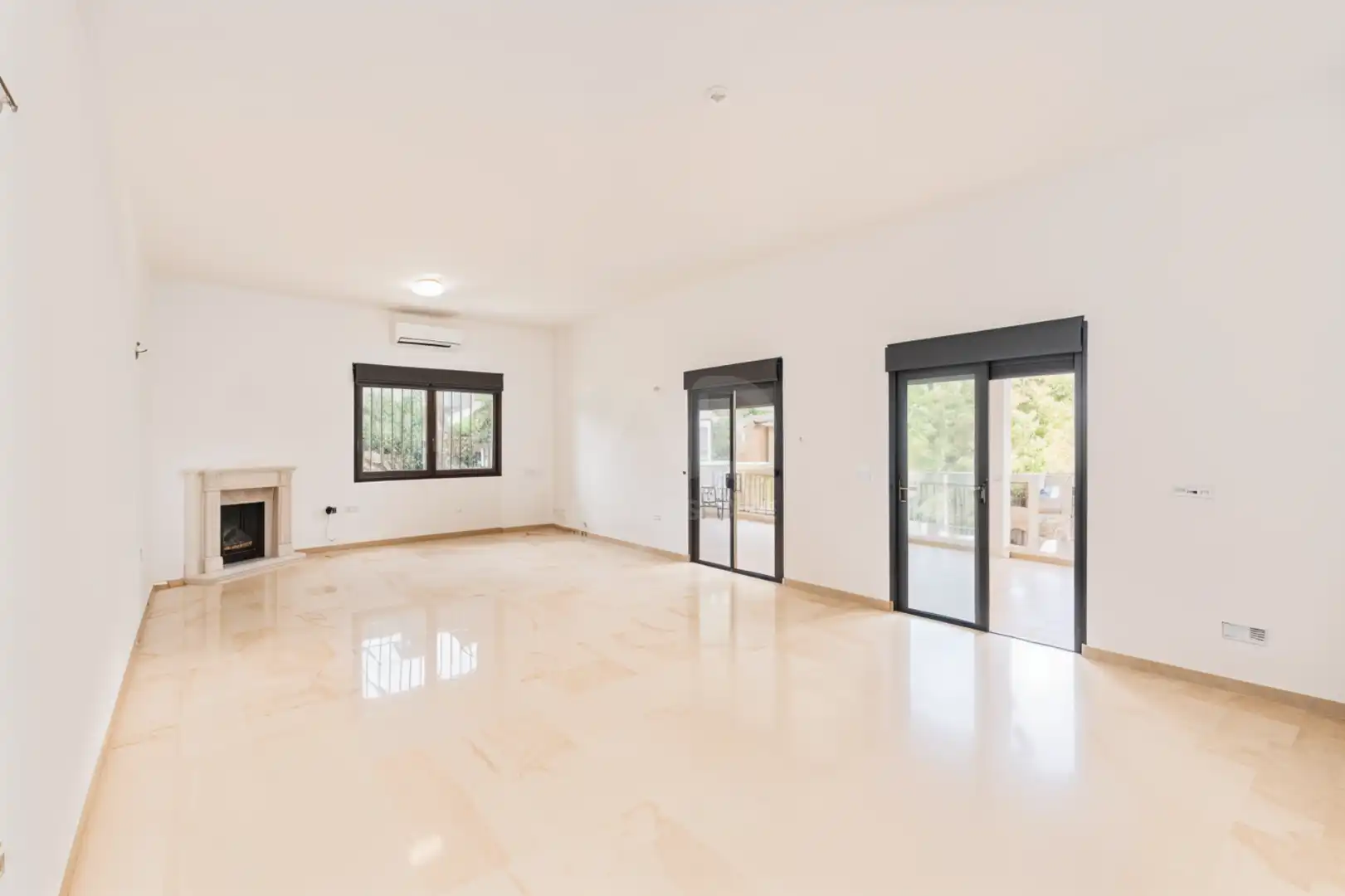 Sala d'estar de Casa o xalet en venda en Marbella amb Aire condicionat i Terrassa
