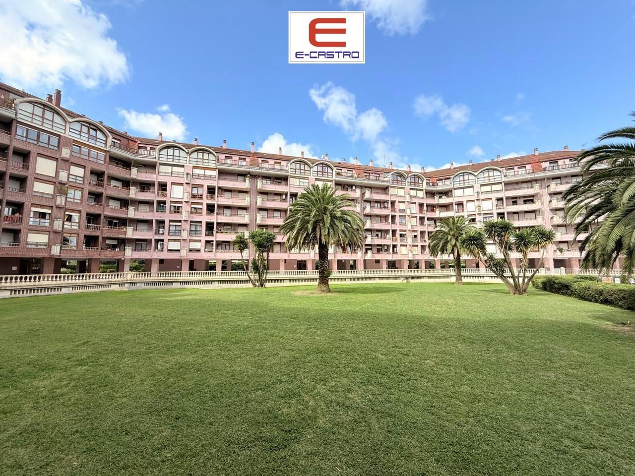 Vista exterior de Piso en venta en Castro-Urdiales con Calefacción, Parquet y Terraza