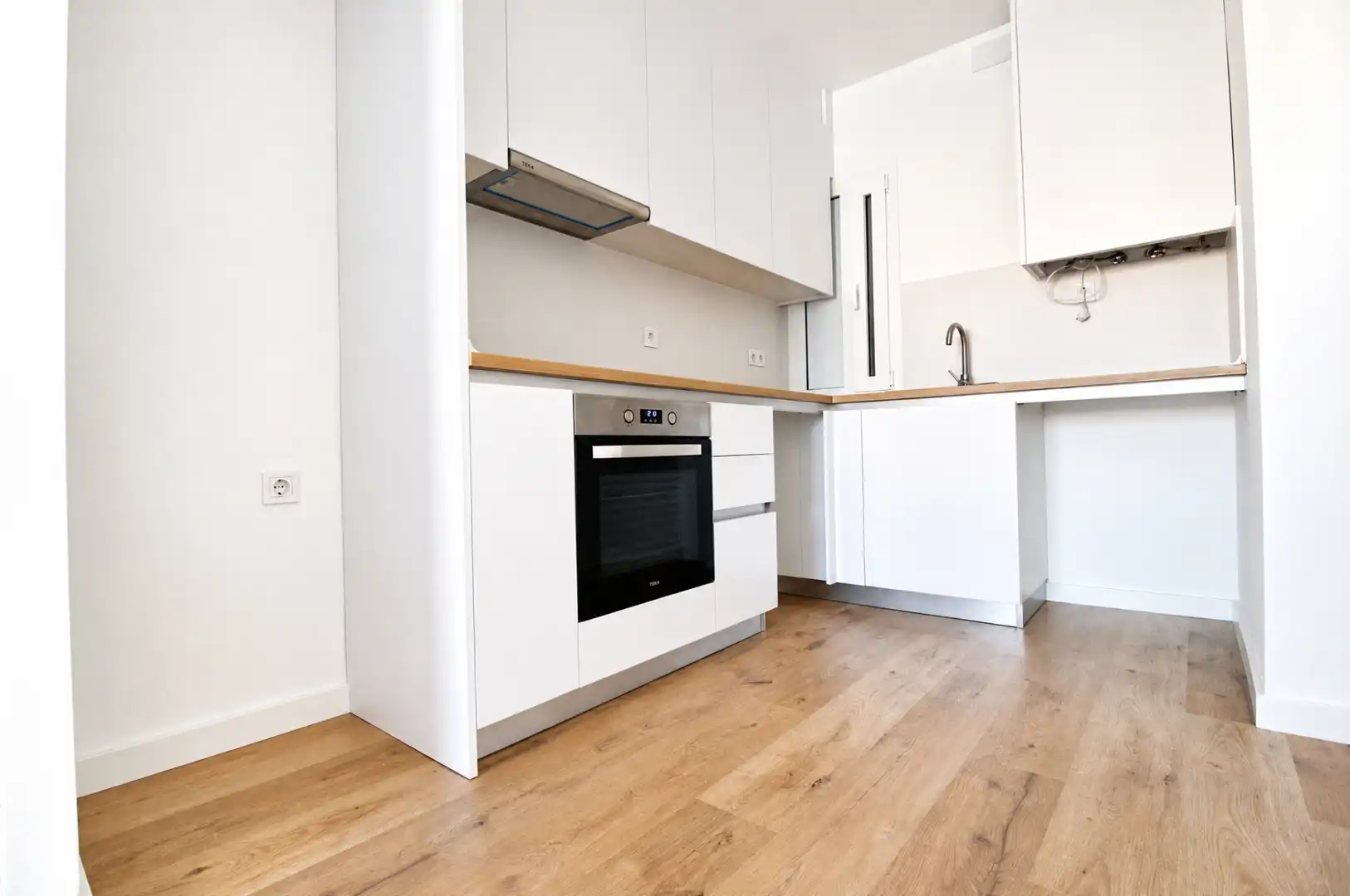 Cocina de Piso en venta en Barcelona con Parquet, Horno y Balcón