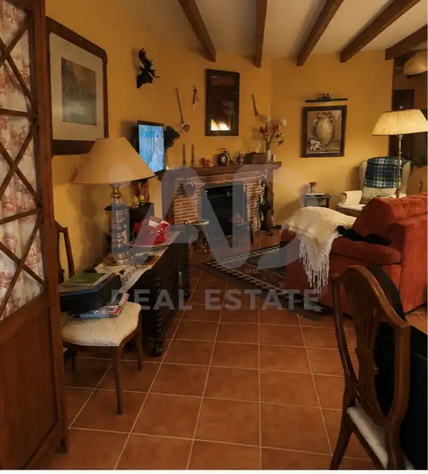 Sala d'estar de Casa adosada en venda en Valverde de la Virgen amb Calefacció