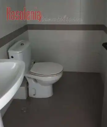 Badezimmer von Büro zum Verkauf in Neda