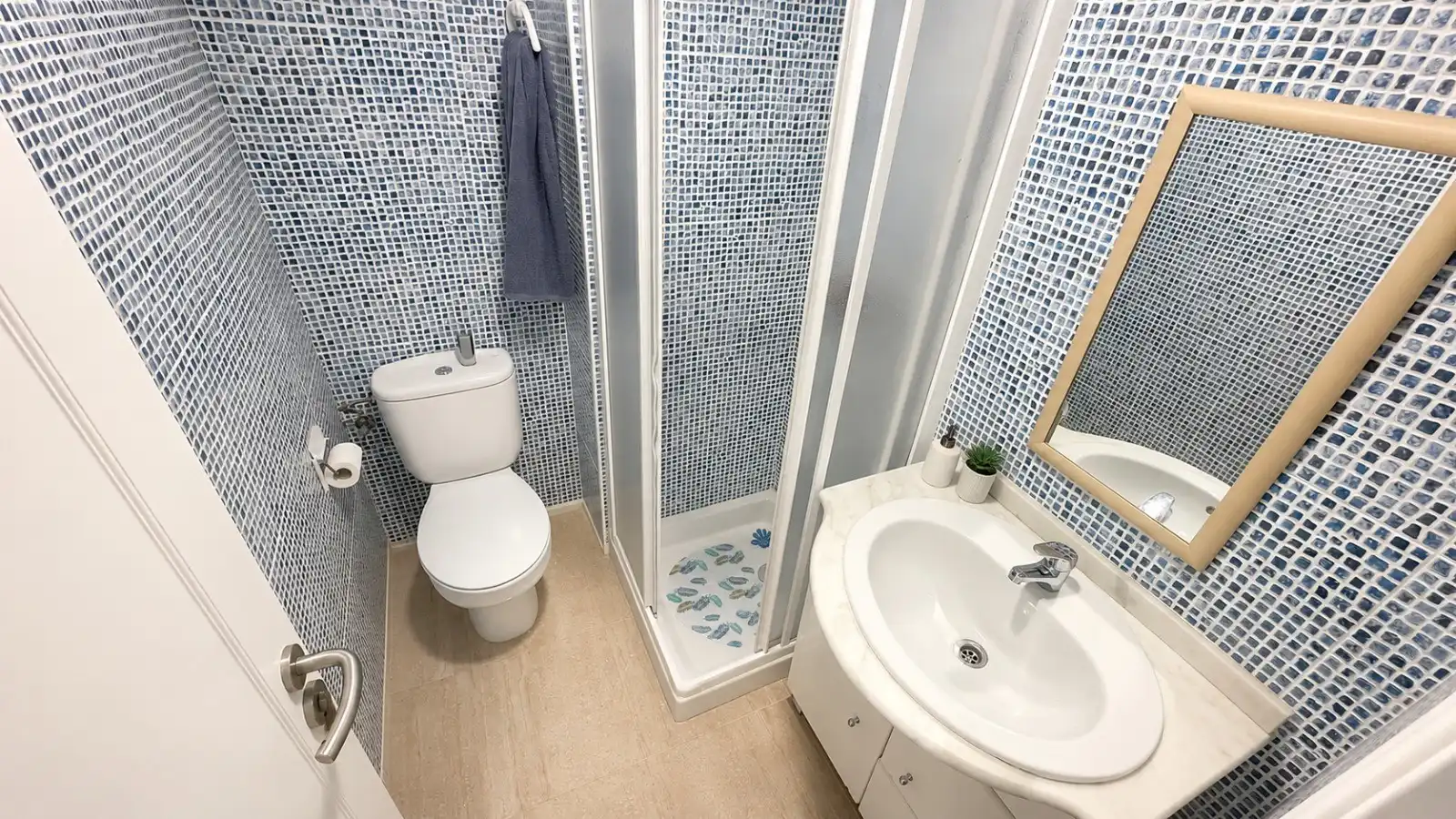 Bathroom of Flat for sale in Guardamar del Segura  with Terrace, Swimming Pool and Furnished