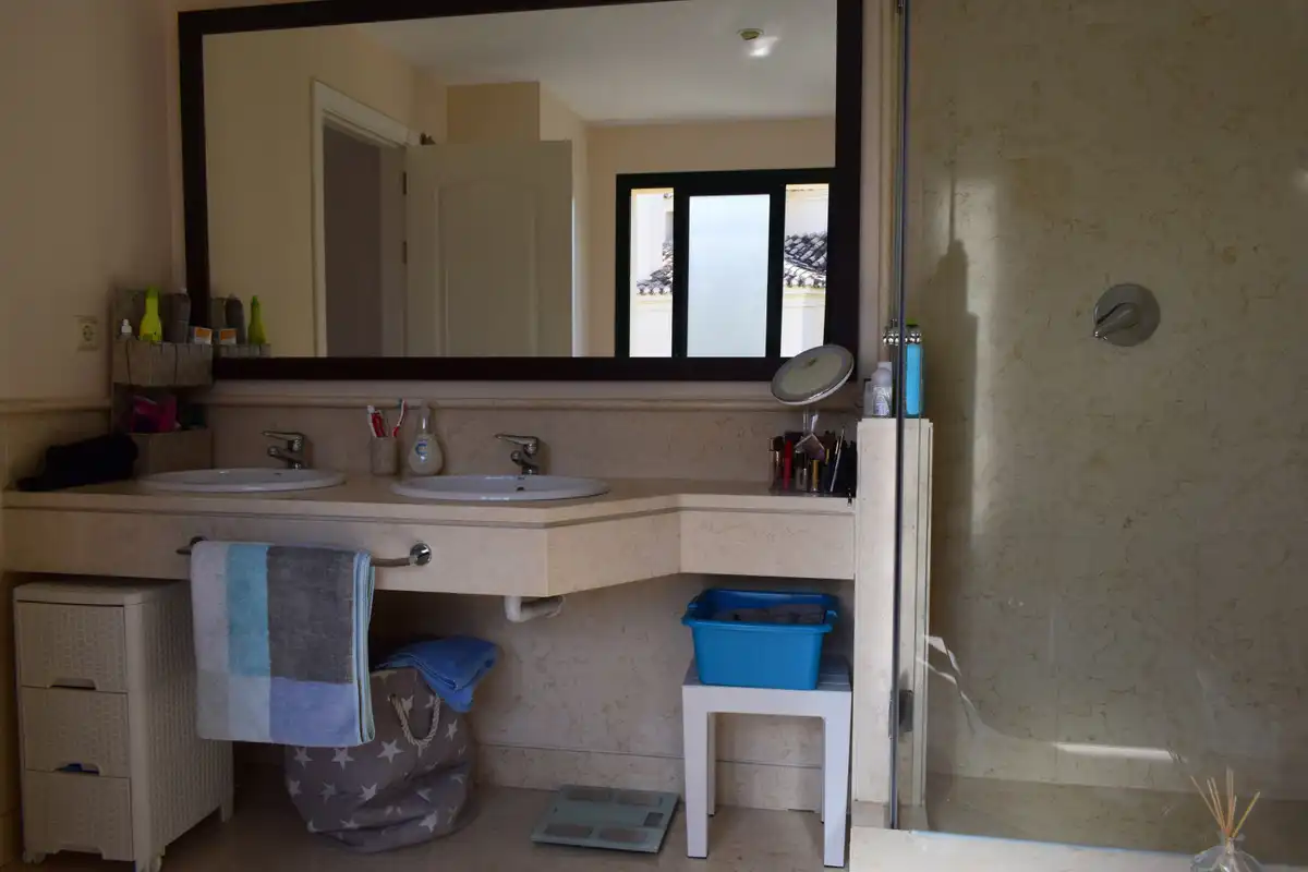 Badezimmer von Wohnungen zur Miete in Benahavís mit Klimaanlage, Möbliert und Fernseher