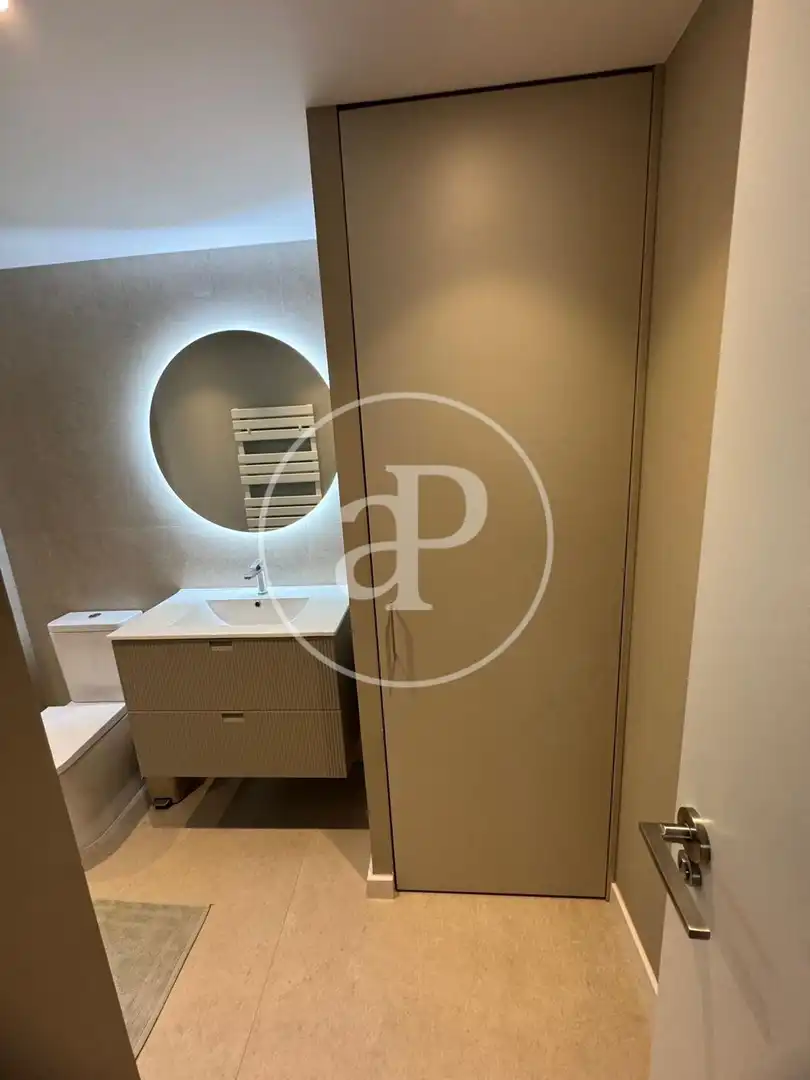 Bathroom of Flat for rent in Valencia  with Air Conditioner, Heating and Furnished