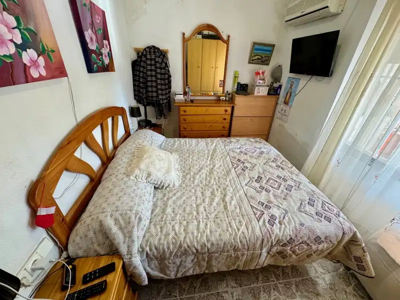 Schlafzimmer von Erdgeschoss zum Verkauf in Cullera mit Klimaanlage, Heizung und Privatgarten