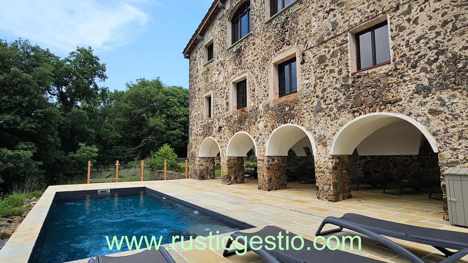 Piscina de Finca rústica en venta en Olot con Aire acondicionado, Jardín privado y Parquet