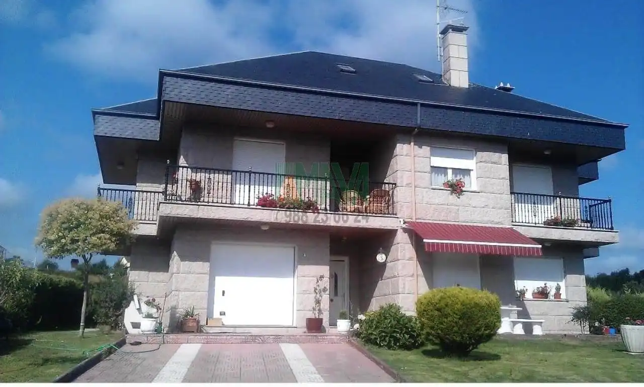 Vista exterior de Casa o xalet en venda en San Cibrao das Viñas amb Calefacció, Jardí privat i Parquet