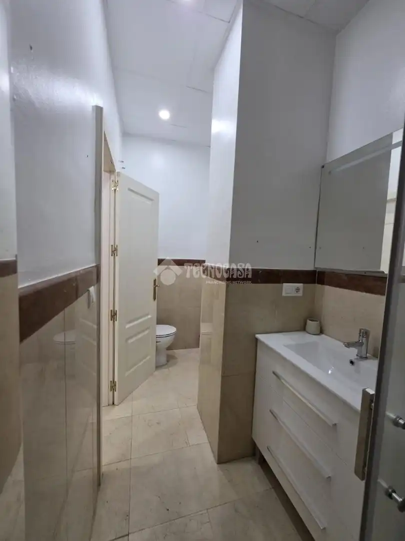 Bathroom of Flat for sale in Sevilla  with Air Conditioner