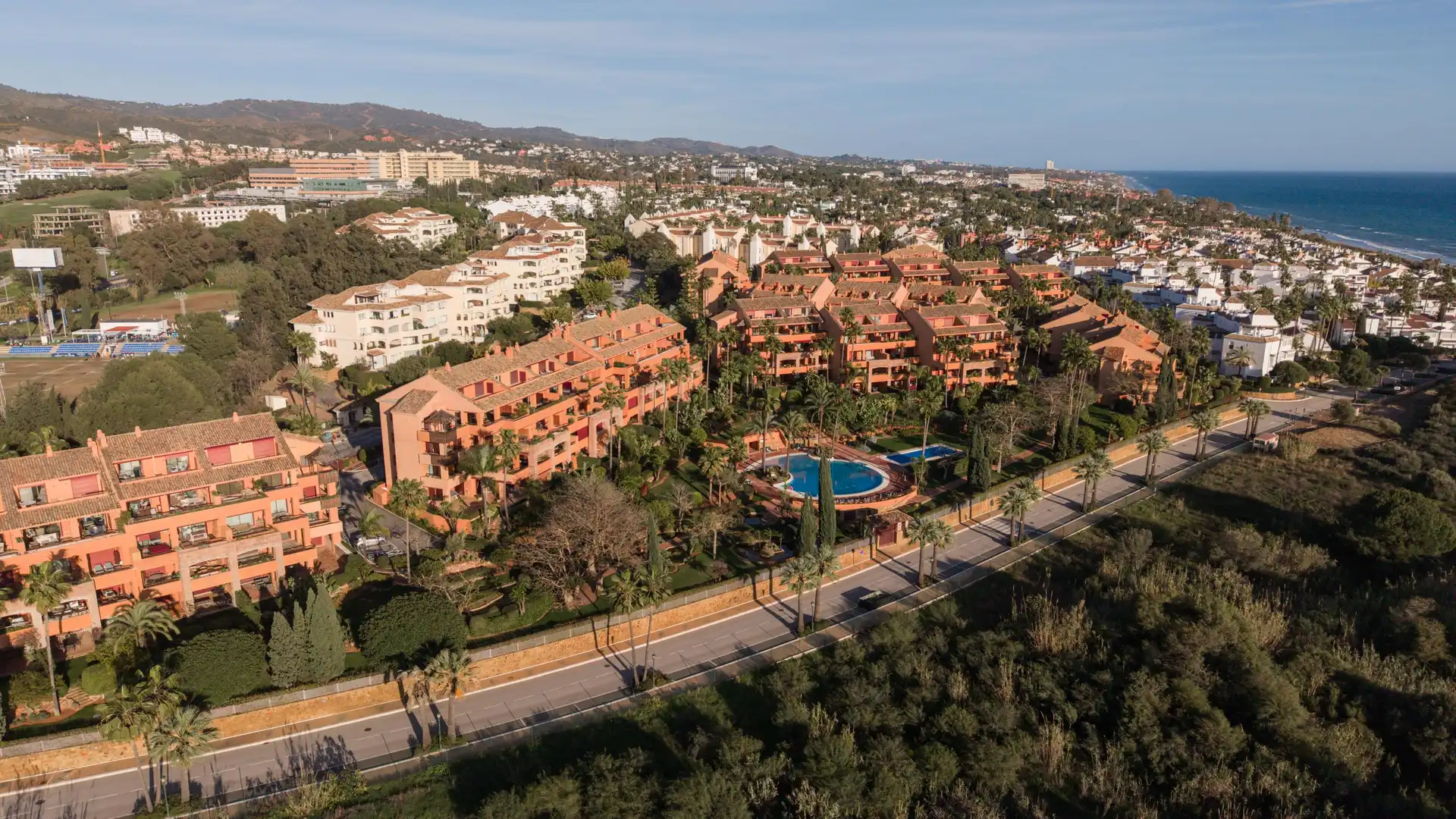 Vista exterior de Apartament en venda en Marbella amb Aire condicionat, Calefacció i Jardí privat
