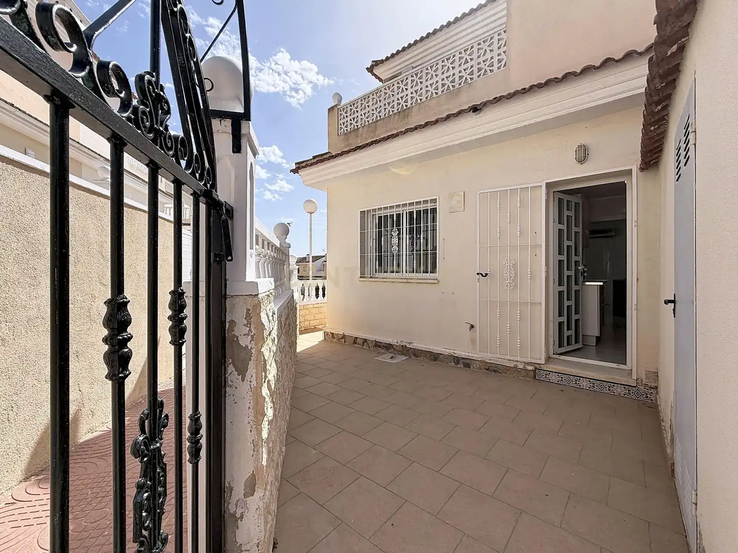 Vista exterior de Casa adosada en venda en Benijófar amb Aire condicionat i Piscina comunitària